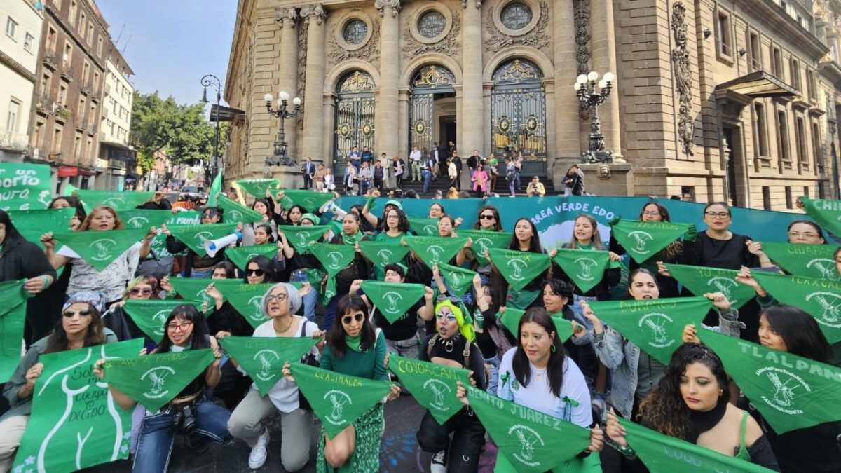 El 24 de abril de 2007, la Asamblea Legislativa del Distrito Federal aprobó las reformas para suspender el embarazo hasta las 12 semanas