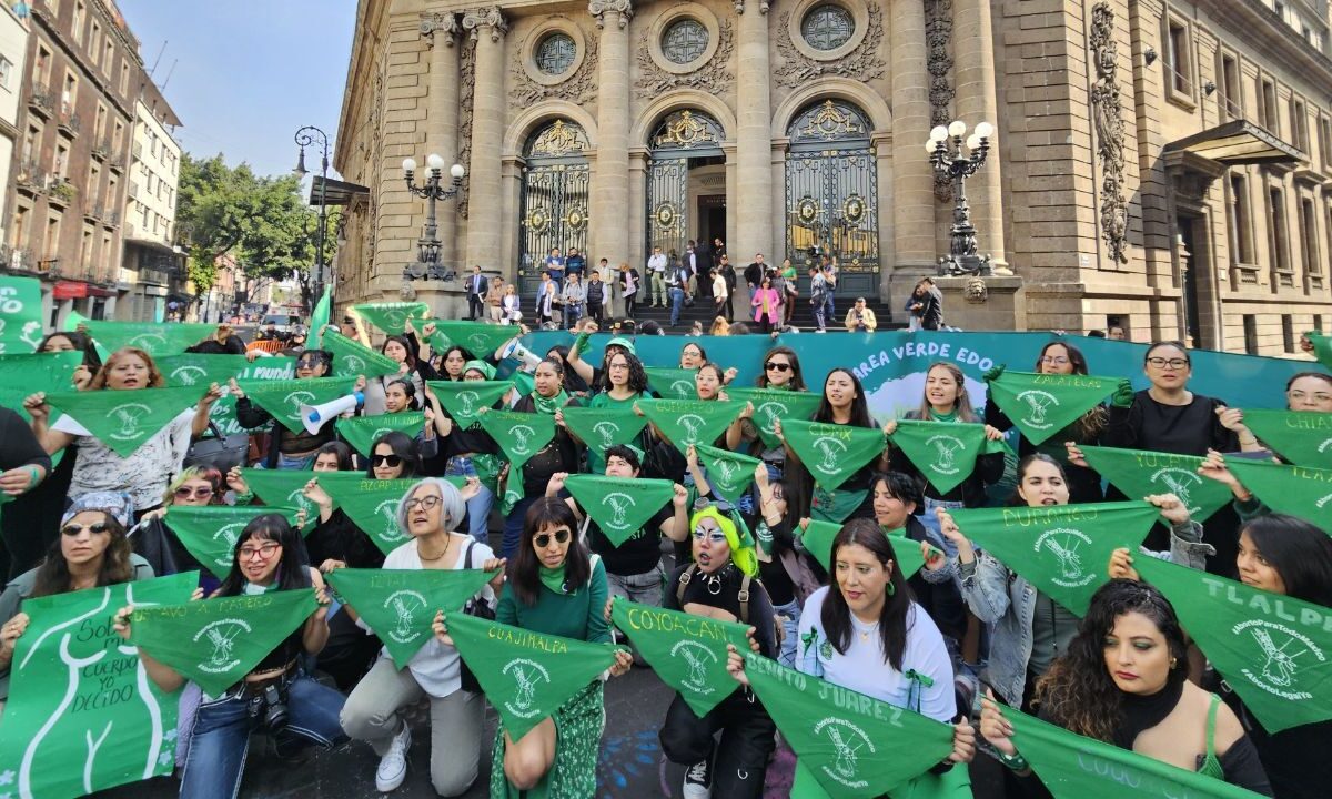 El 24 de abril de 2007, la Asamblea Legislativa del Distrito Federal aprobó las reformas para suspender el embarazo hasta las 12 semanas