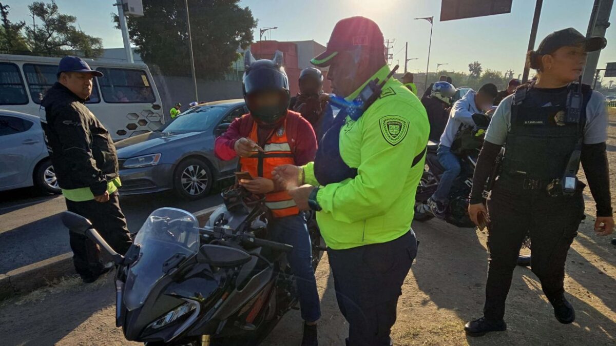Policías de la SSC revisaron 245 motocicletas en Iztacalco.