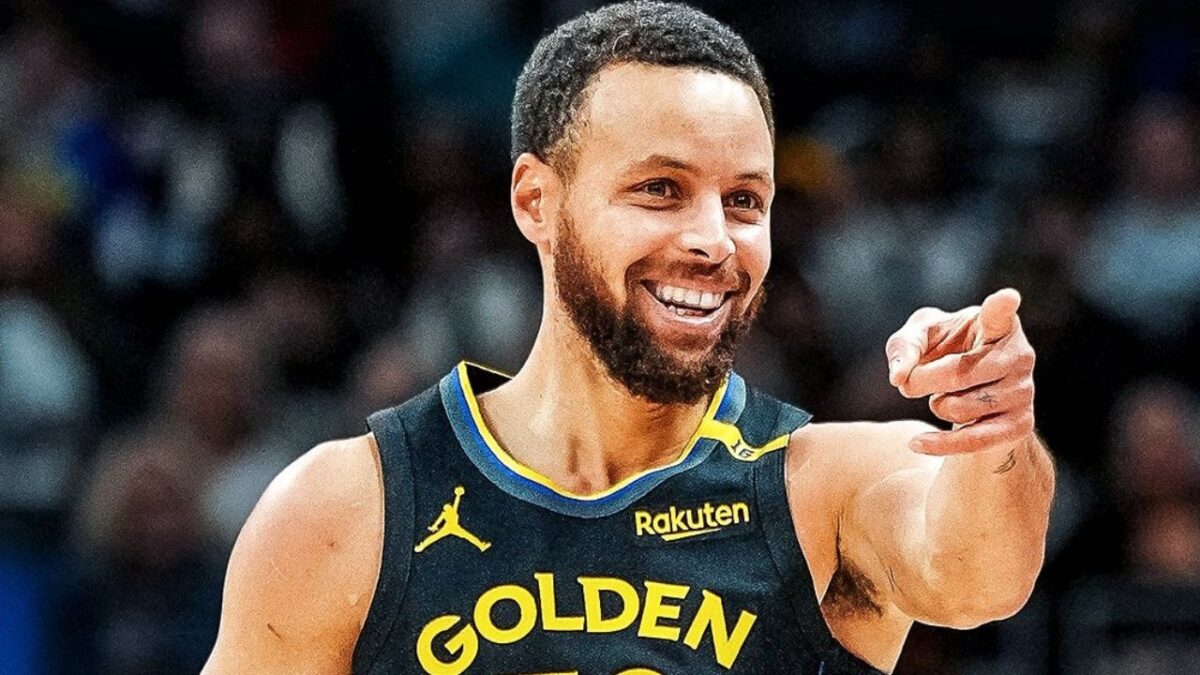 Curry, de 37 años, ha sido 11 veces All-Star y dos veces MVP de la liga, y su colección de trofeos también incluye el Premio a la Deportividad de la NBA 2010-11.