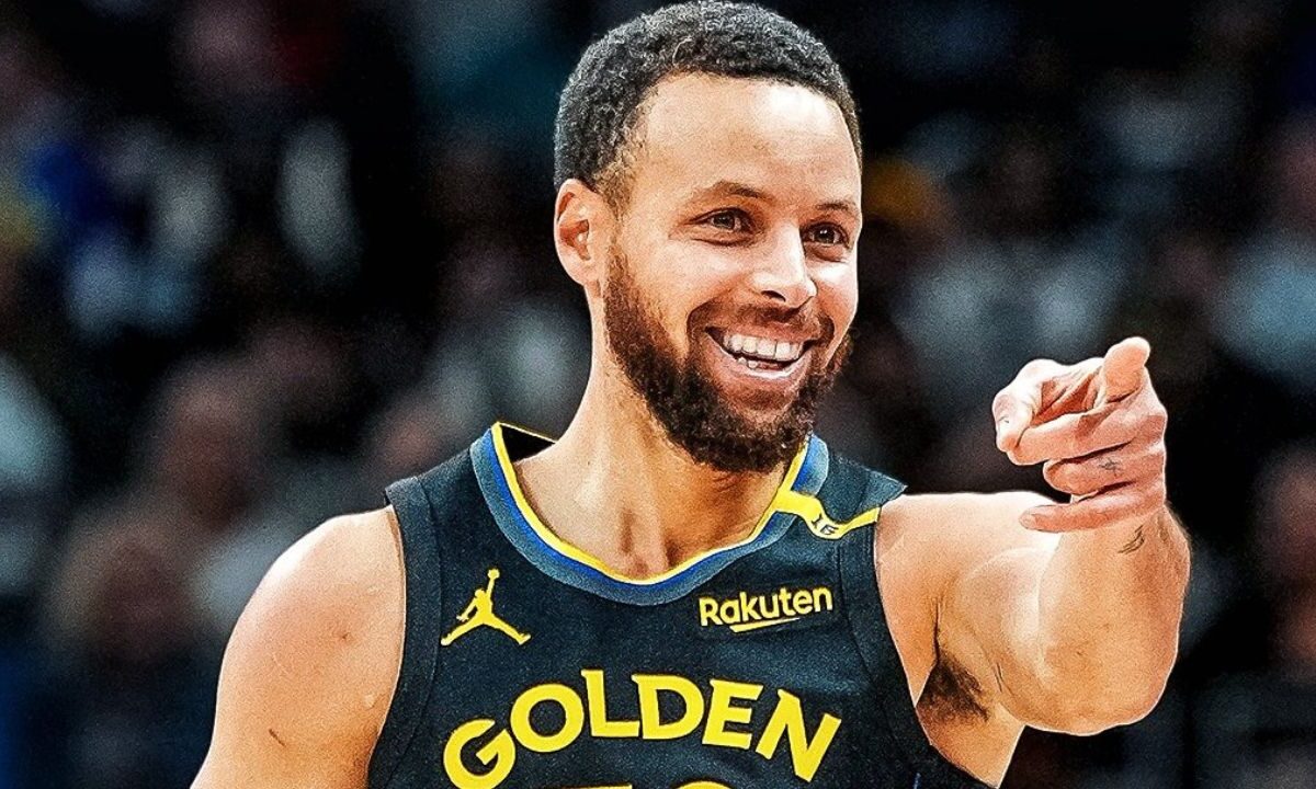 Curry, de 37 años, ha sido 11 veces All-Star y dos veces MVP de la liga, y su colección de trofeos también incluye el Premio a la Deportividad de la NBA 2010-11.