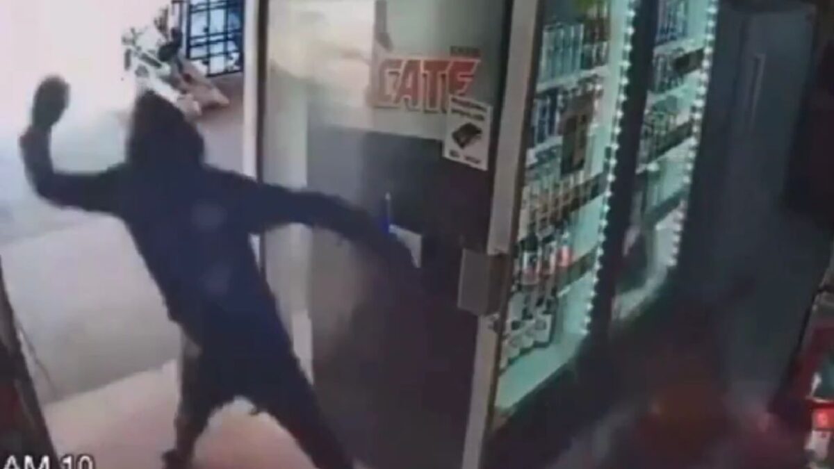 Sujeto apedrea por la espalda y en la cabeza a una mujer con bebé en brazos en una tienda en San Luis Potosí.