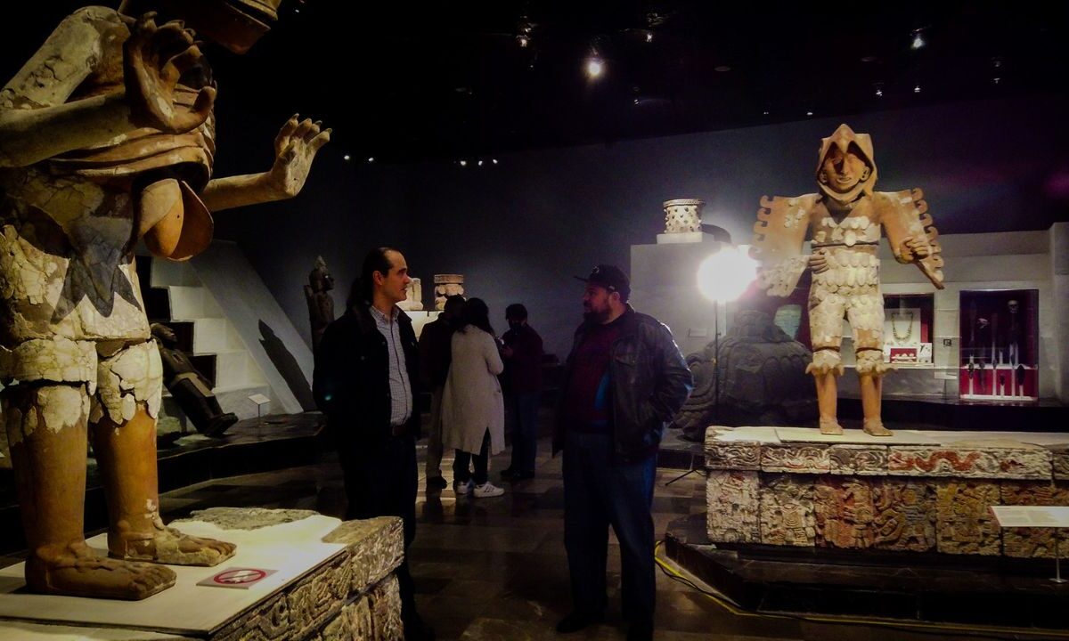Se trata de un documental sobre la vida cotidiana de Tenochtitlan, organizado en cinco días emblemáticos para la historia de la cultura Mexica