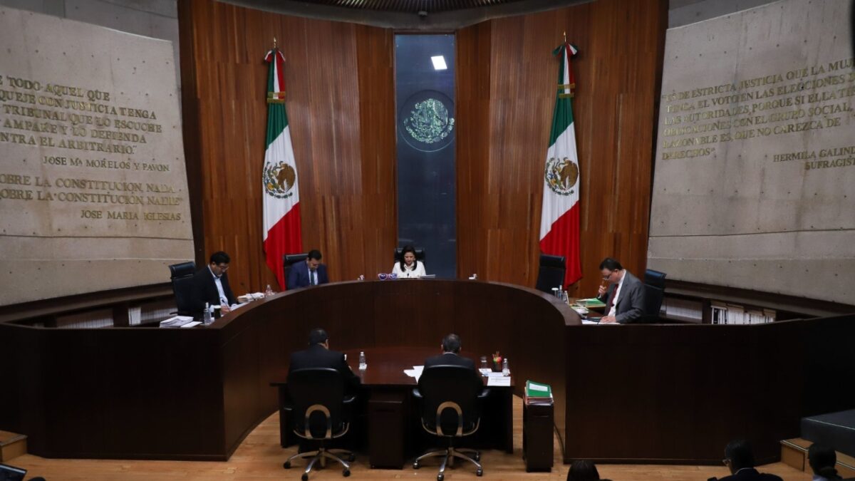 TEPJF discute el cambio de diseño de boletas en Veracruz.