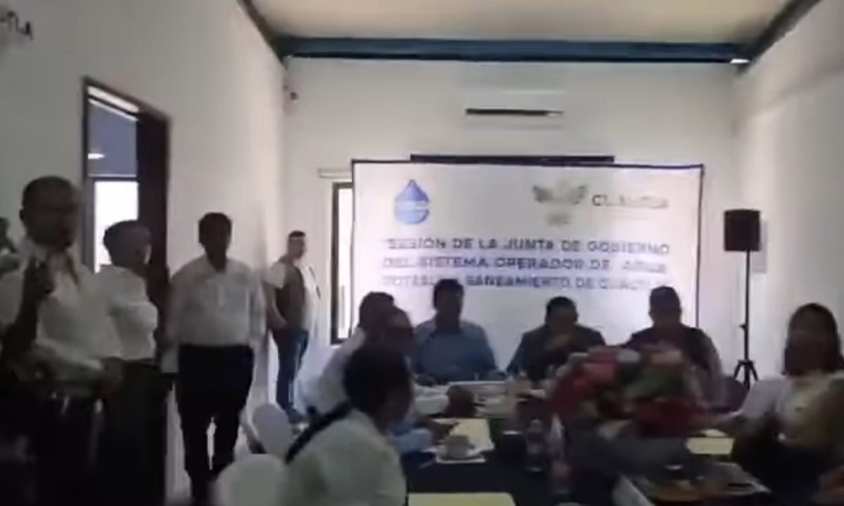 Este lunes durante una sesión de la Junta de Gobierno del Sistema de Agua de Cuautla, Morelos, se registraron balazos al exterior del inmueble, donde se encontraba el alcalde Jesús Corona Damián.