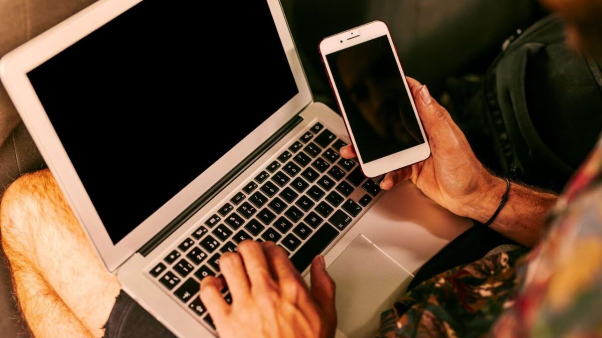 Trump exime de aranceles a smartphones, computadoras y chips