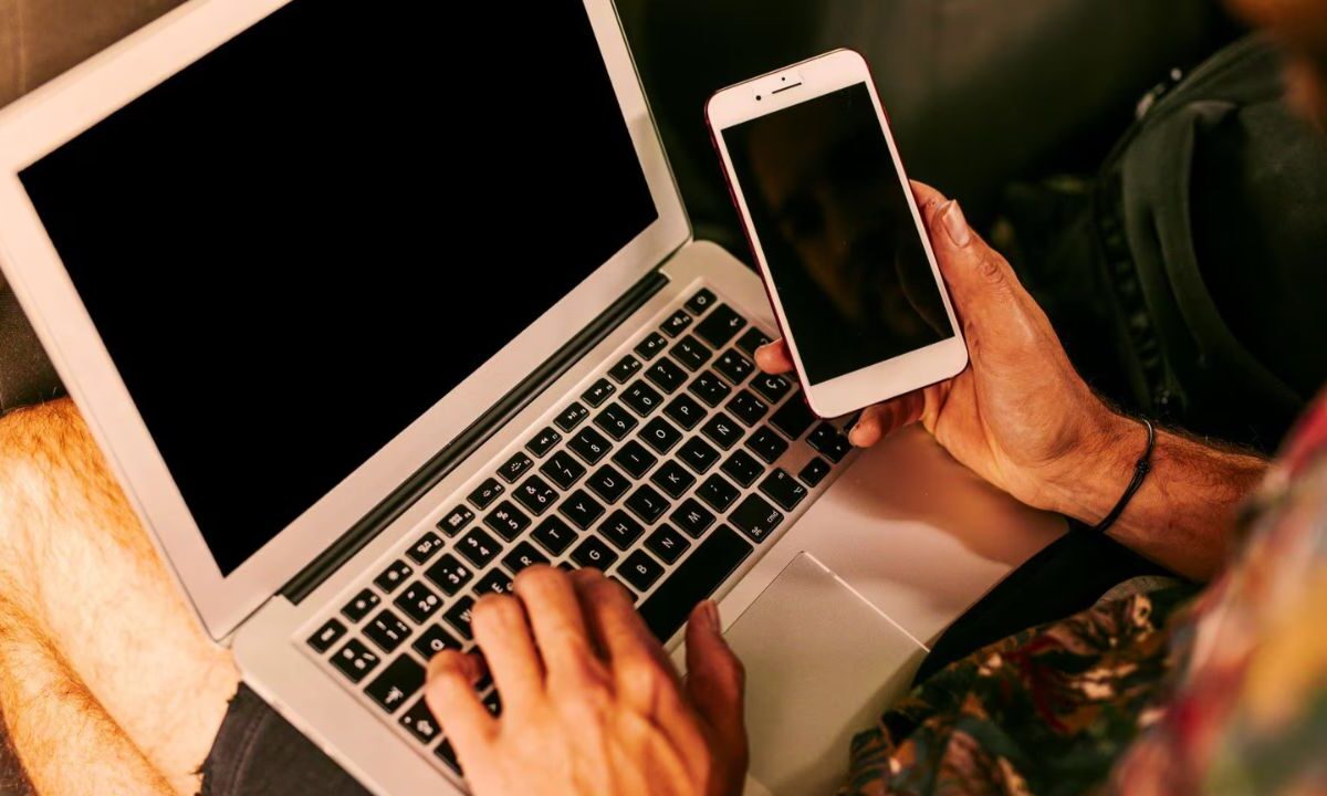 Trump exime de aranceles a smartphones, computadoras y chips