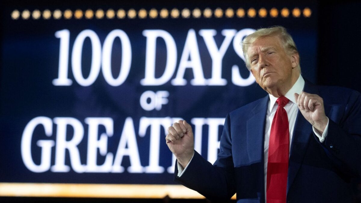 Donald Trump celebró sus primeros 100 días del segundo mandato con un mitin en Warren, Michigan, arropado por seguidores fieles.