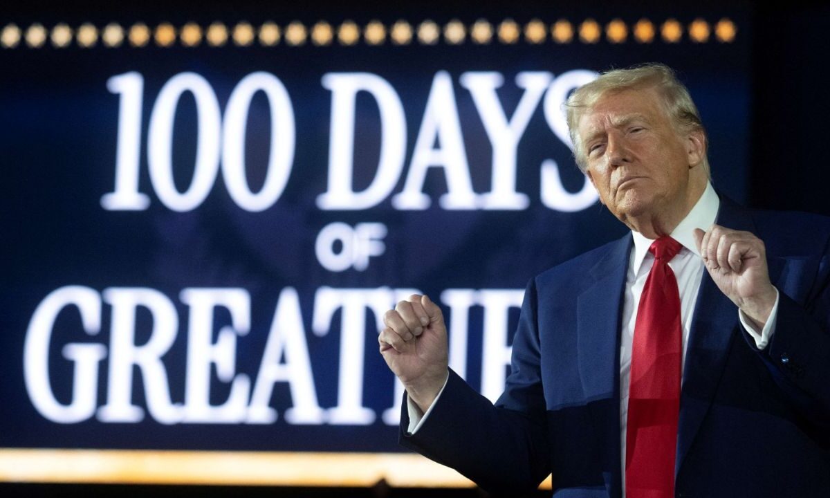 Donald Trump celebró sus primeros 100 días del segundo mandato con un mitin en Warren, Michigan, arropado por seguidores fieles.