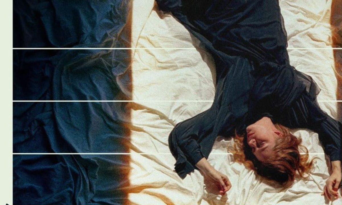 La cinta Nightbitch explora, con humor y angustia, los límites difusos entre la realidad y la locura, al tiempo que aborda la complejidad de la experiencia maternal.