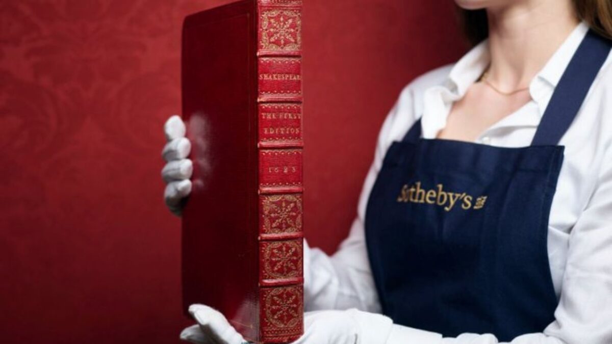 Un lote de cuatro ediciones históricas de las obras teatrales completas del escritor británico William Shakespeare, saldrá a subasta.
