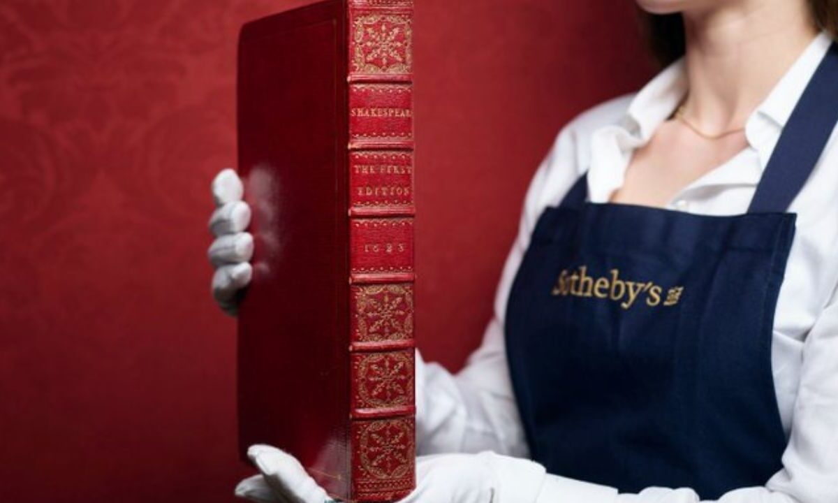Un lote de cuatro ediciones históricas de las obras teatrales completas del escritor británico William Shakespeare, saldrá a subasta.