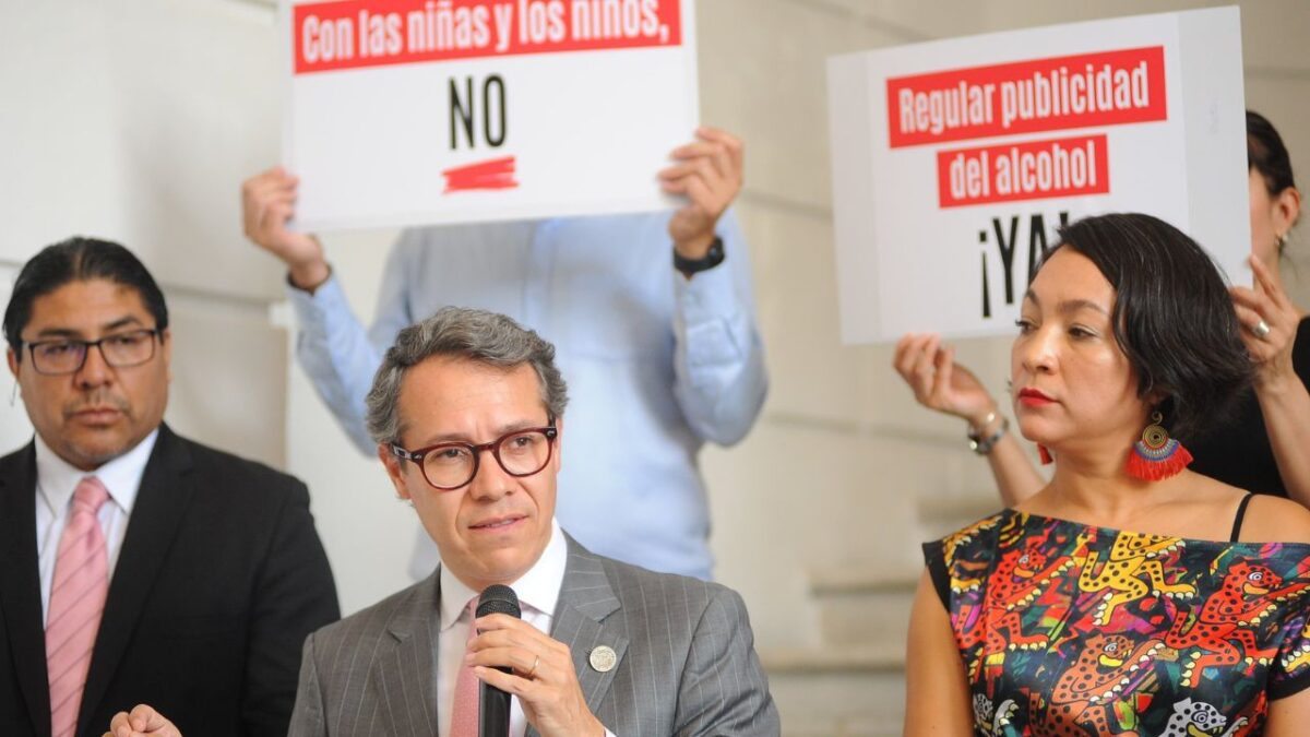 El diputado de Morena Fernando Zárate, anunció una iniciativa para blindar la CDMX contra la publicidad exterior de bebidas alcohólicas.