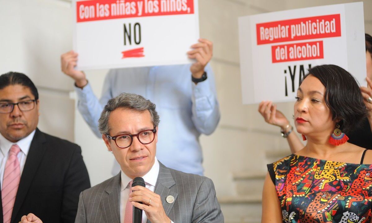El diputado de Morena Fernando Zárate, anunció una iniciativa para blindar la CDMX contra la publicidad exterior de bebidas alcohólicas.