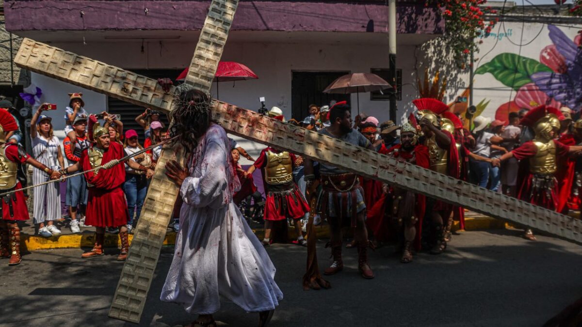 El Viernes Santo y el Viacrucis en la 182 Representación de la Semana Santa en Iztapalapa congregó un millón 400 mil asistentes.