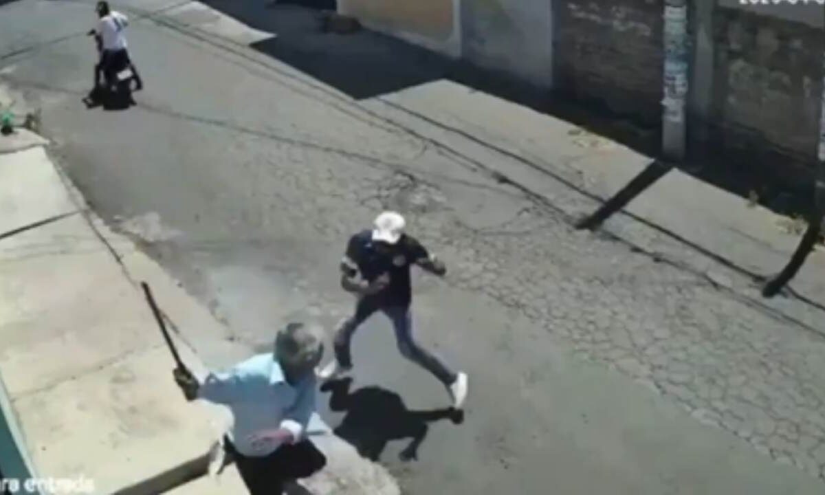 El abuelito enfrentó a un par de asaltantes con un machete en la alcaldía Xochimilco.