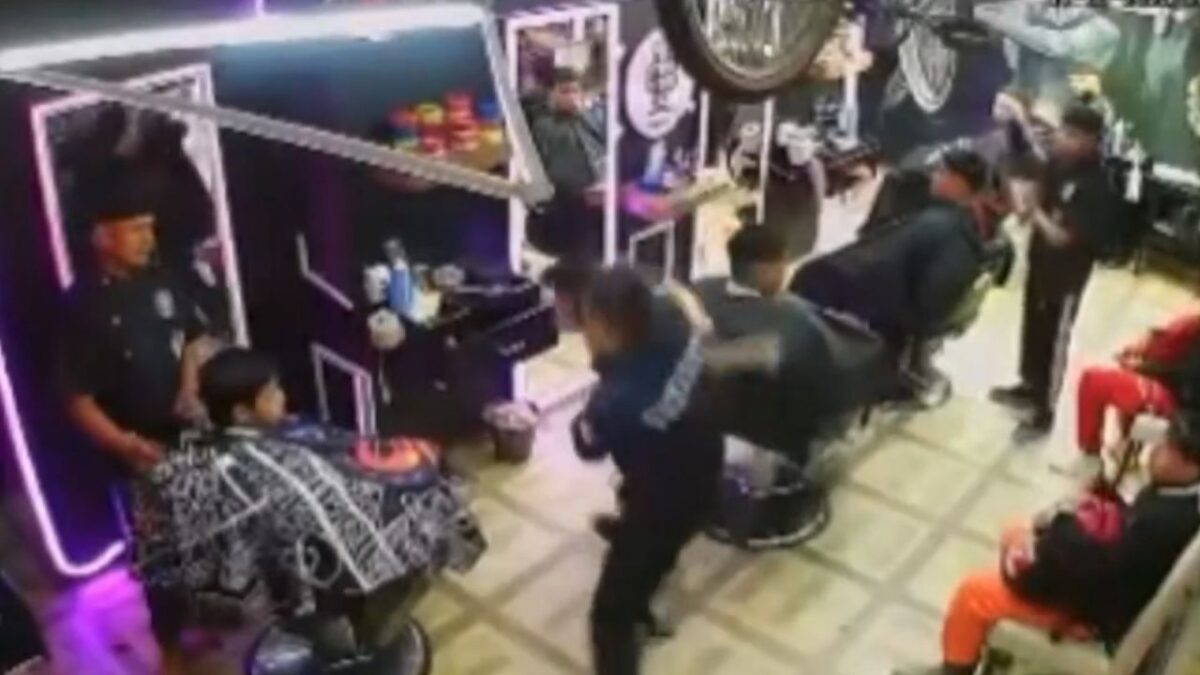 Policía municipal de Mixquiahuala golpea a joven peluquero en su negocio.