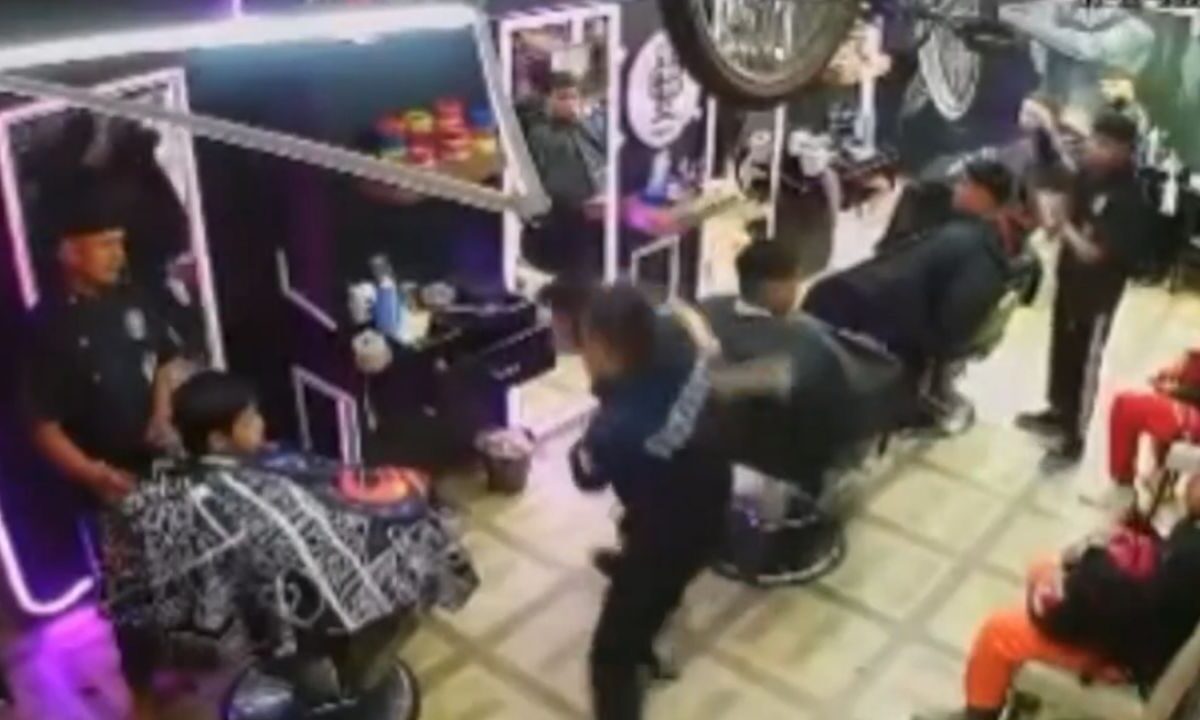 Policía municipal de Mixquiahuala golpea a joven peluquero en su negocio.