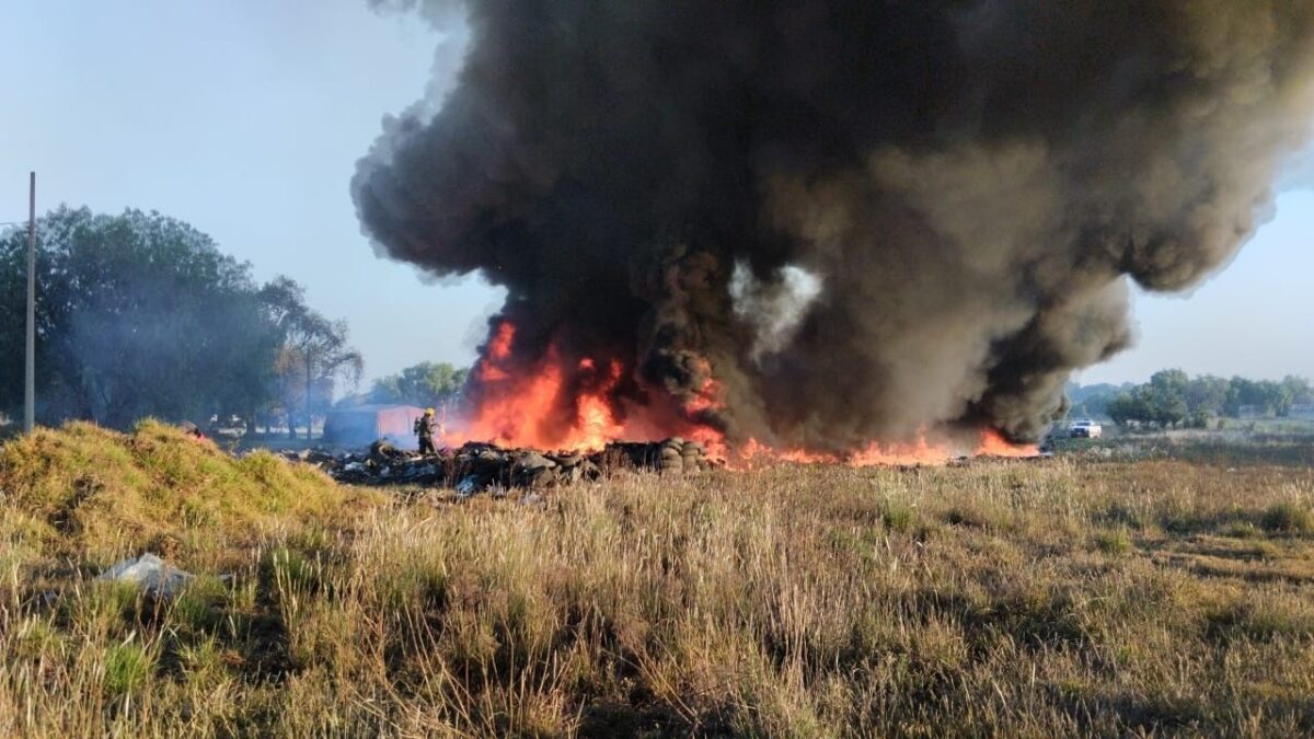 Se registra fuerte incendio en lote de San Francisco Ocotlán