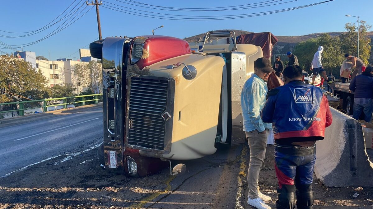 Tráiler de huevos vuelca frente al Panteón Jardines del Recuerdo en Tlalnepantla
