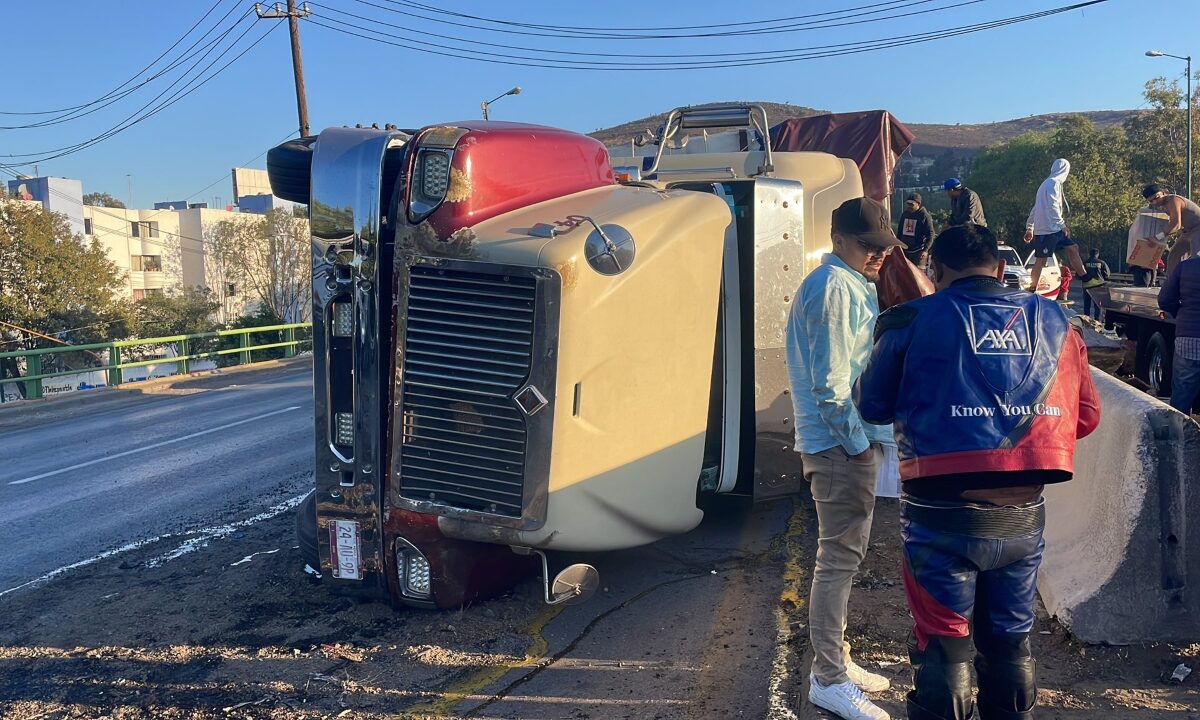 Tráiler de huevos vuelca frente al Panteón Jardines del Recuerdo en Tlalnepantla