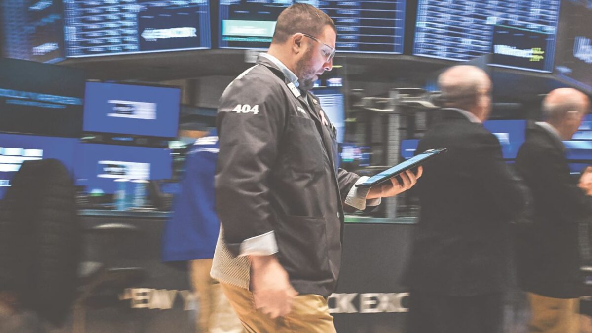 Wall Street volvió a caer con fuerza y pintarse de rojo este lunes tras los persistentes ataques del presidente estadounidense Donald Trump