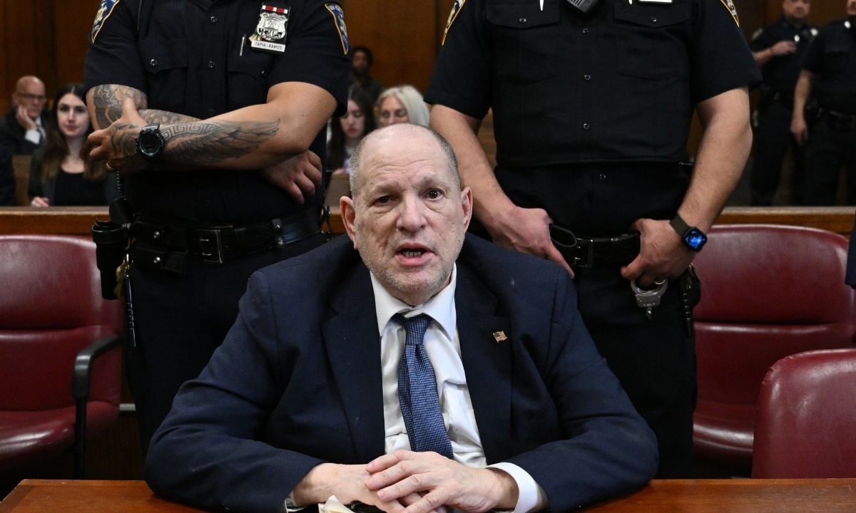 El magnate del cine Harvey Weinstein ha sido juzgado por violación y agresión sexual tras la anulación de su primera condena.
