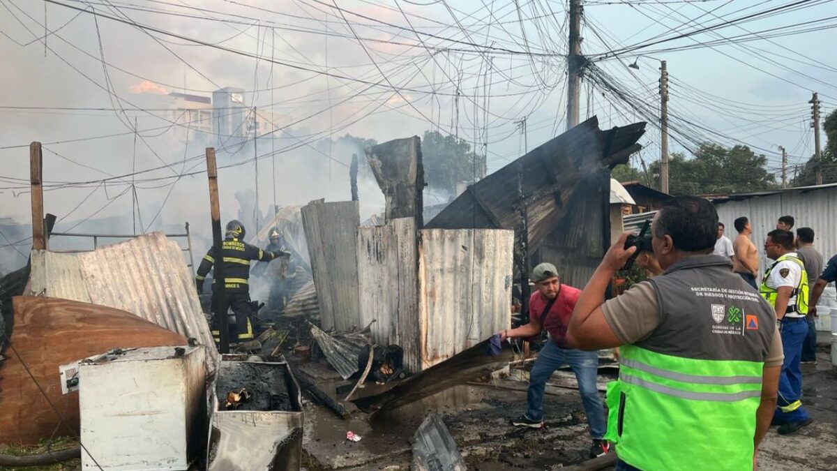 Aproximadamente 100 personas fueron evacuadas y el metro detuvo operaciones por un fuerte incendio en predio cercano a la estación Lindavista.