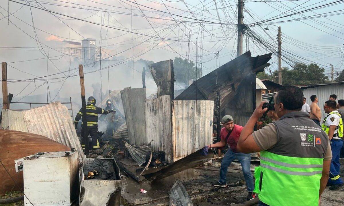 Aproximadamente 100 personas fueron evacuadas y el metro detuvo operaciones por un fuerte incendio en predio cercano a la estación Lindavista.
