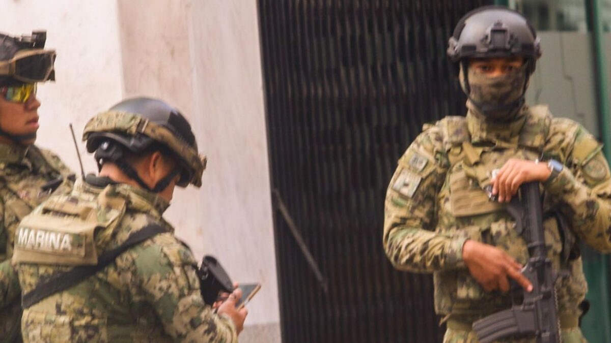 Marina enfrenta a presuntos delincuentes en BCS