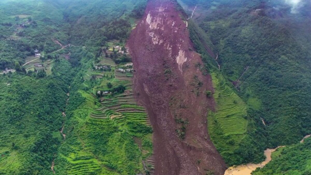 Al menos 4 muertos tras deslizamiento de tierra en China