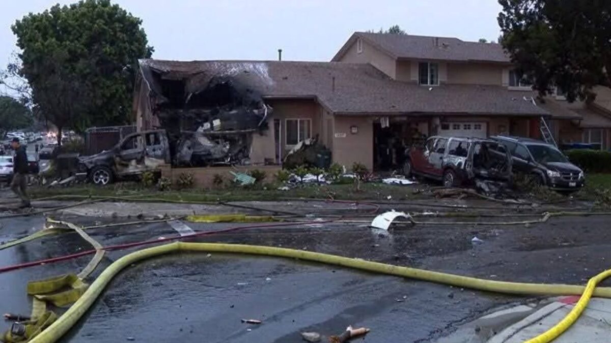 Autoridades evacúan zona residencial tras accidente aéreo en San Diego, California