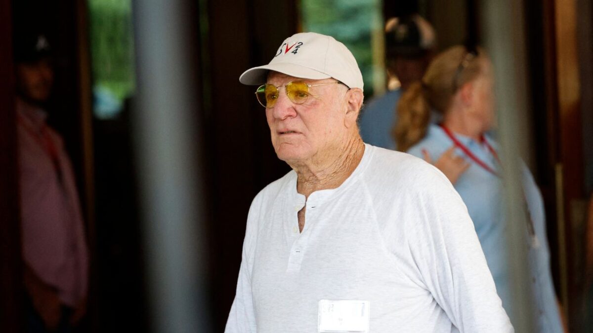 Barry Diller, presidente y alto ejecutivo de IAC y Expedia Group, tras llegar a la Conferencia Allen & Company Sun Valley el 9 de julio de 2024 en Sun Valley, Idaho