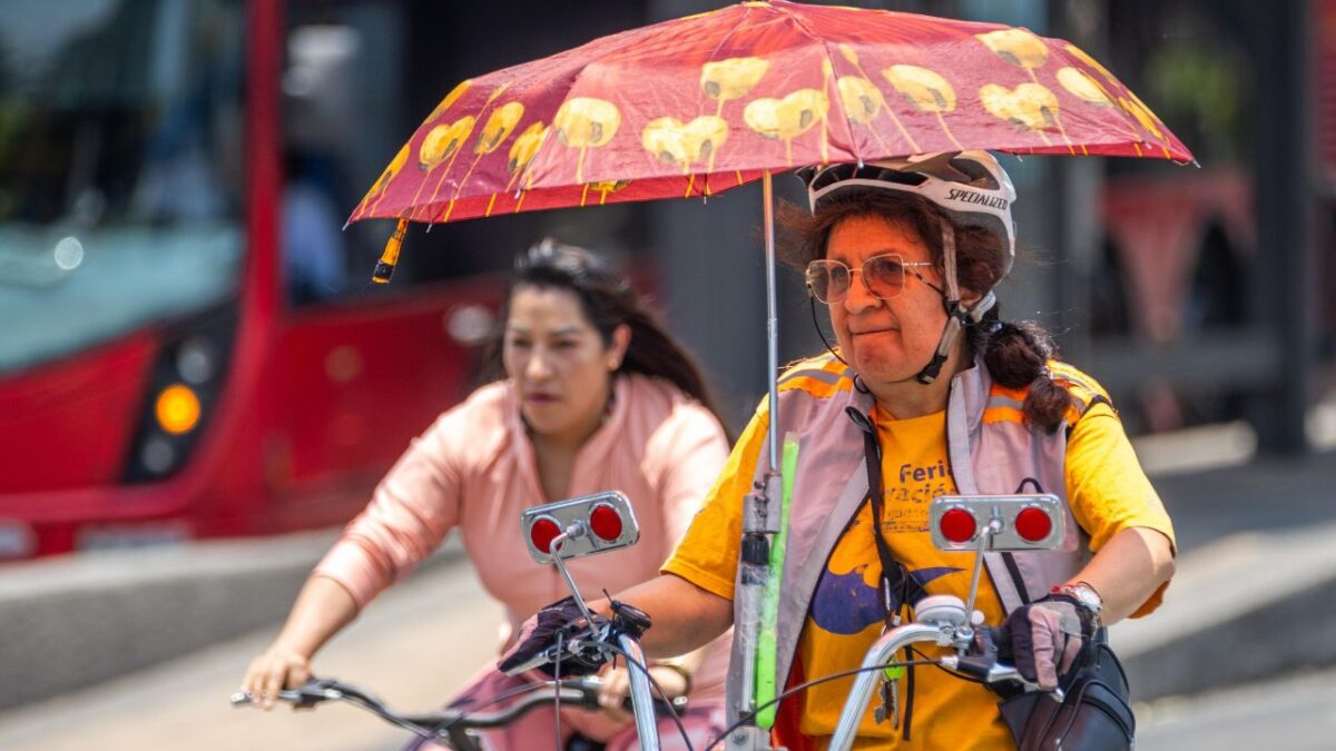 Pese a las altas temperaturas, que han ameritado la activación de la alerta amarilla, algunos capitalinos realizan actividades al aire libre como andar en bicicleta