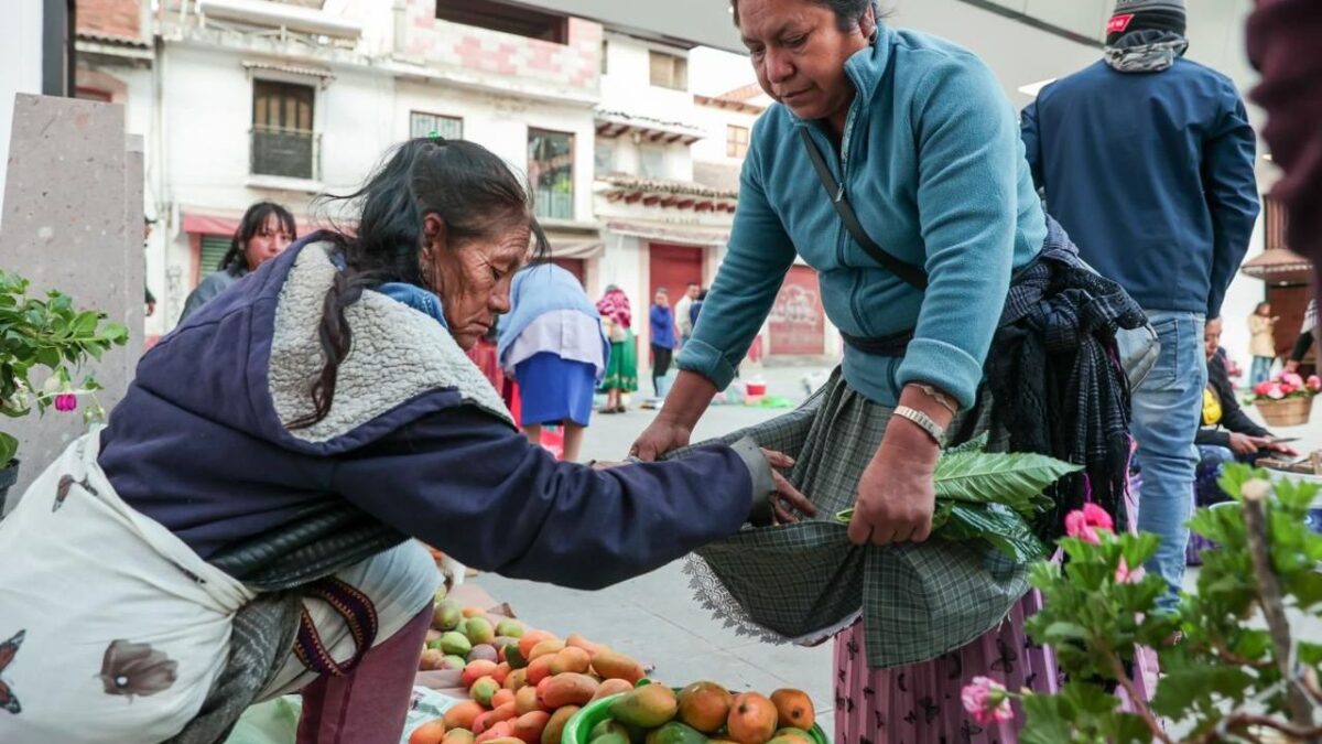 Como parte del trueque, mujeres y hombres provenientes de comunidades ribereñas intercambian sus productos como pescados, frutas, artesanías y plantas medicinales