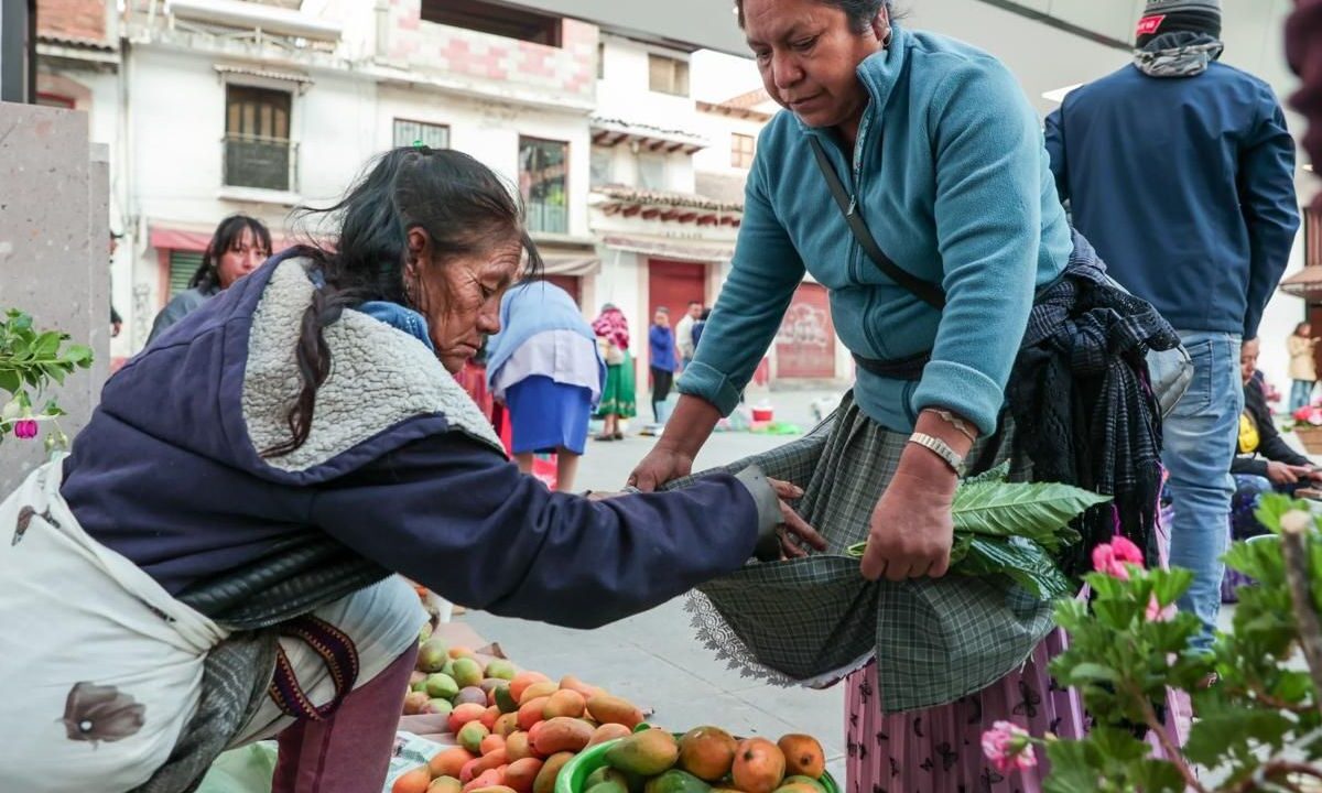 Como parte del trueque, mujeres y hombres provenientes de comunidades ribereñas intercambian sus productos como pescados, frutas, artesanías y plantas medicinales