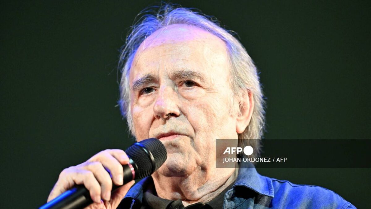 El cantante español Joan Manuel Serrat habla durante el festival literario 'Centroamérica Cuenta 2025'