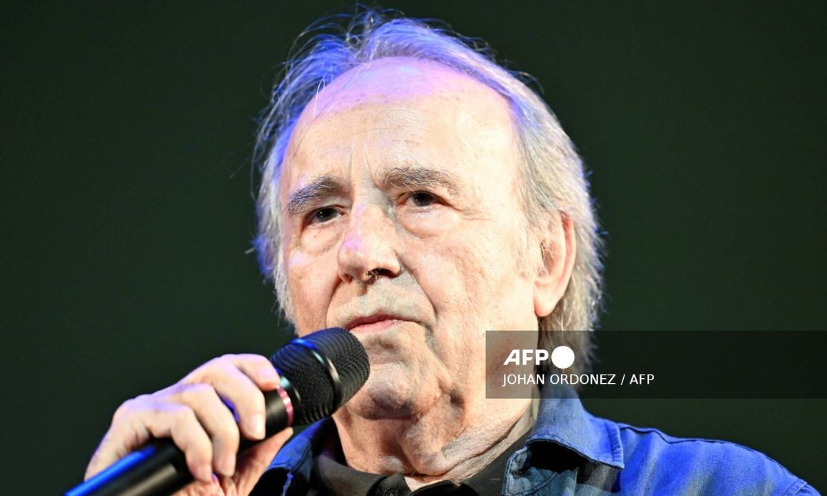 El cantante español Joan Manuel Serrat habla durante el festival literario 'Centroamérica Cuenta 2025'
