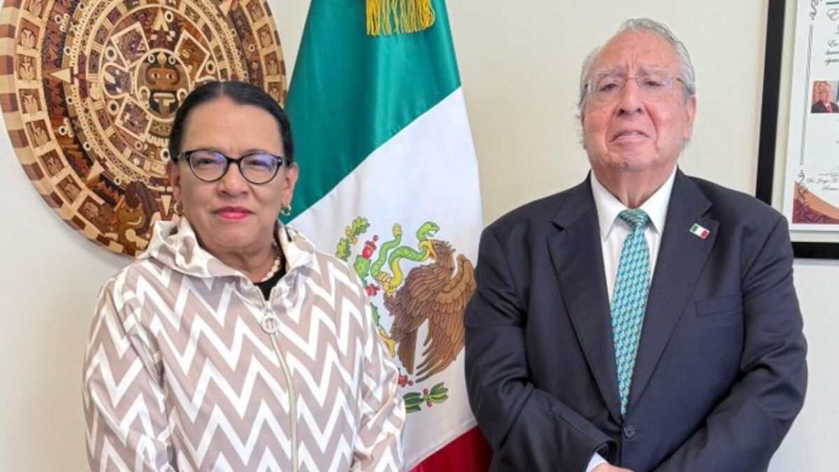 Rosa Icela Rodríguez junto al embajador de México en la Santa Sede, Alberto Barranco Chavarria, para su visita en el Vaticano