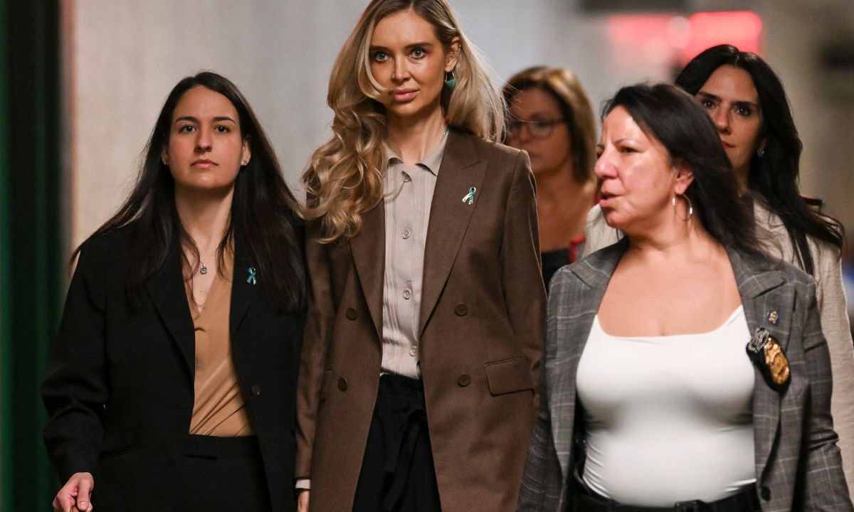 Presunta víctima de Harvey Weinstein, Kaja Sokola, llega al Tribunal Penal de Manhattan durante el nuevo juicio por violación y agresión sexual en Nueva York el 8 de mayo de 2025