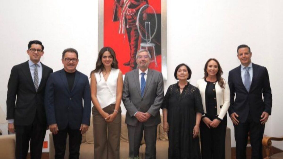 El canciller Juan Ramón de la Fuente se reunió con legisladoras y legisladores de distintos partidos para dialogar tema de remesas