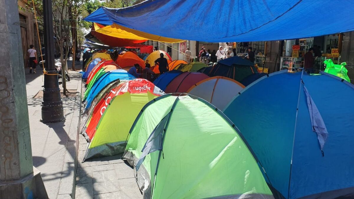 Acusan a líderes de la CNTE de afectar a comercios del Centro Histórico del CDMX con plantones.
