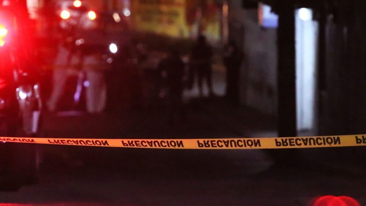 Reportan dos muertos y múltiples heridos por balacera en tianguis Los Lavaderos en Puebla.