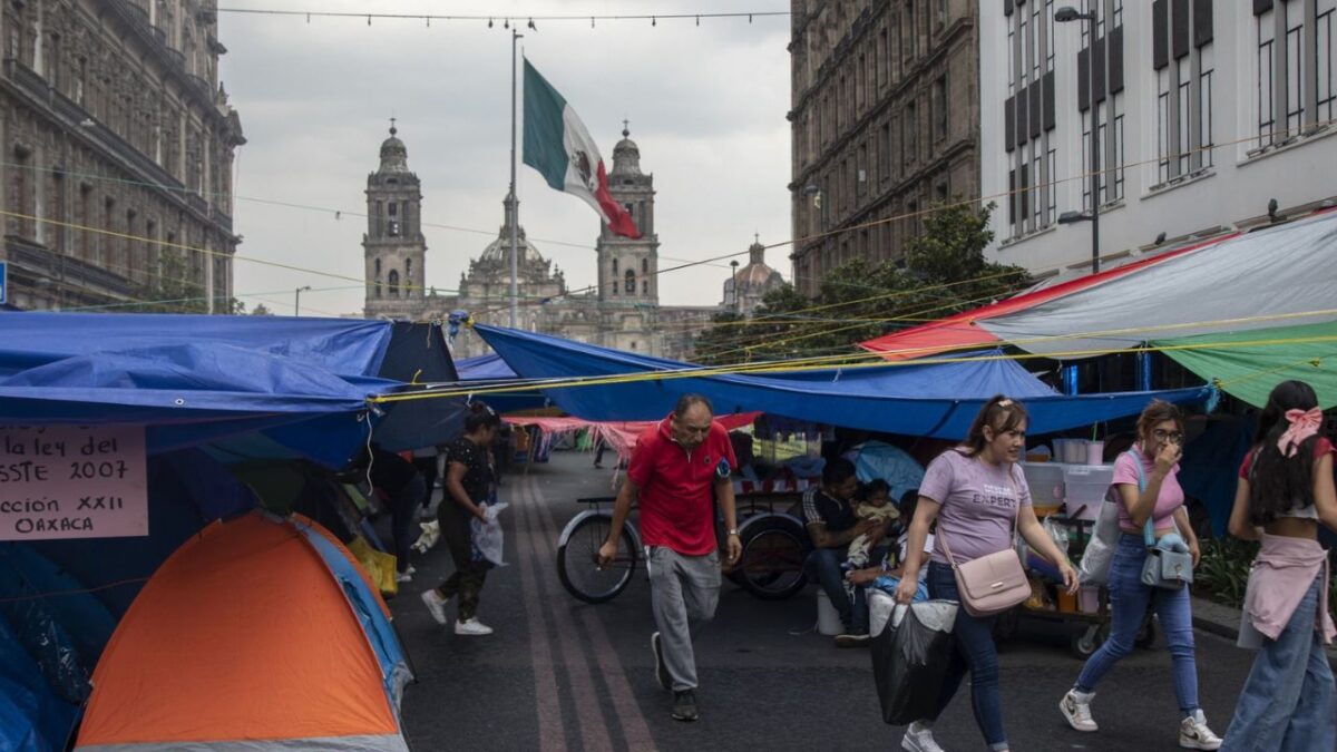 El plantón de la CNTE continúa en el Zócalo como parte de las movilizaciones