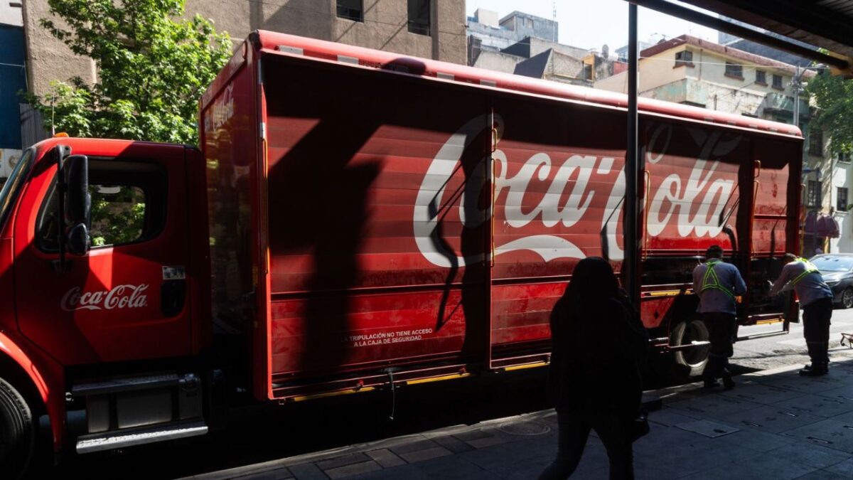 Un camión repartidor de Coca Cola distribuye refresco en comercio de la calle Independencia en la colonia Centro
