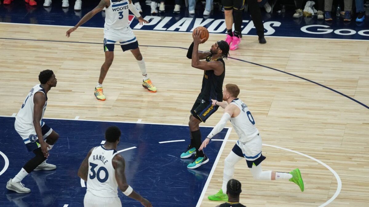 Buddy Hield #7 de los Golden State Warriors lanza el balón durante el partido contra los Minnesota Timberwolves