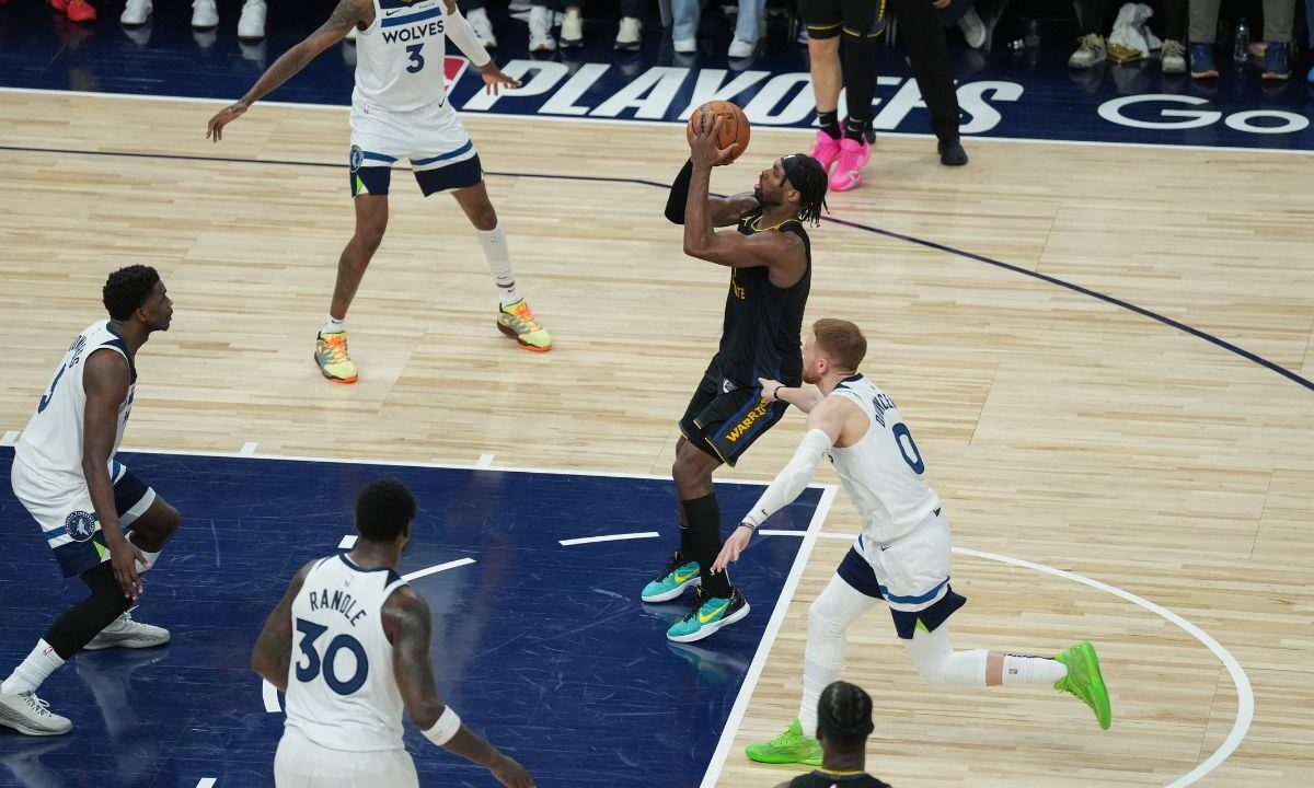 Buddy Hield #7 de los Golden State Warriors lanza el balón durante el partido contra los Minnesota Timberwolves
