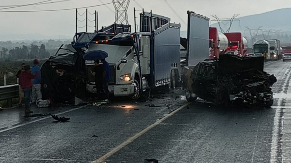 Un tractocamión nodriza y dos vehículos particulares chocaron dejando a tres personas fallecidas sobre la autopista México-Tuxpan.