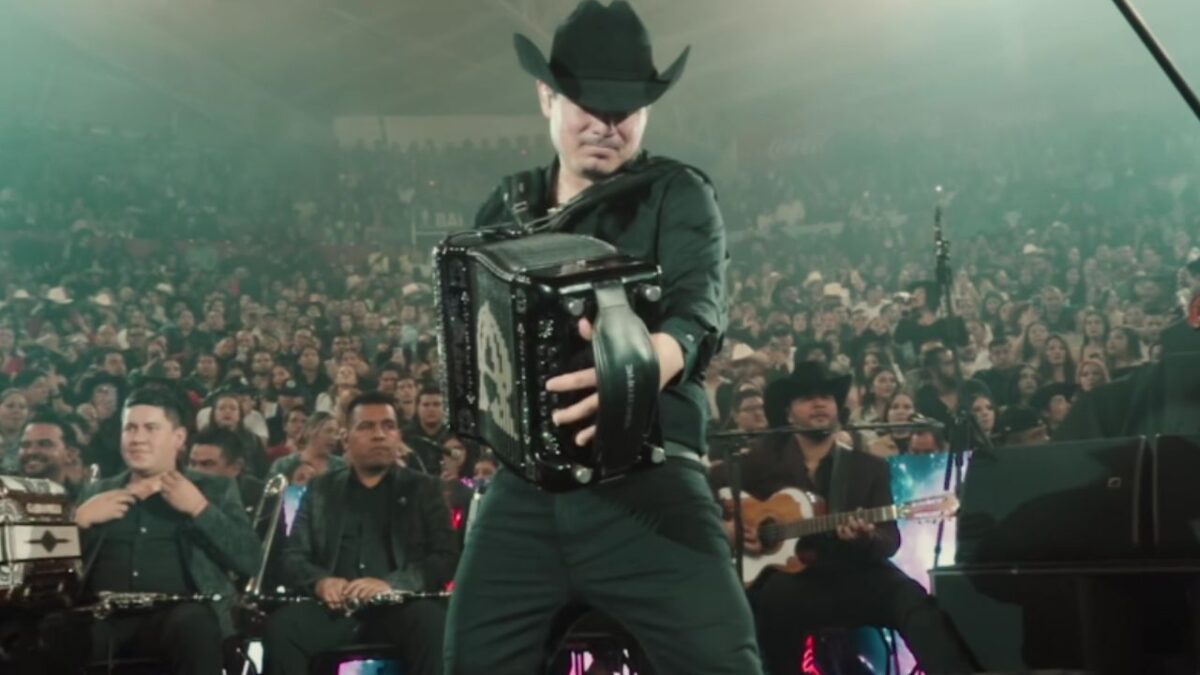 Alfredo Olivas tocó narcocorridos en Monterrey; público los coreó.
