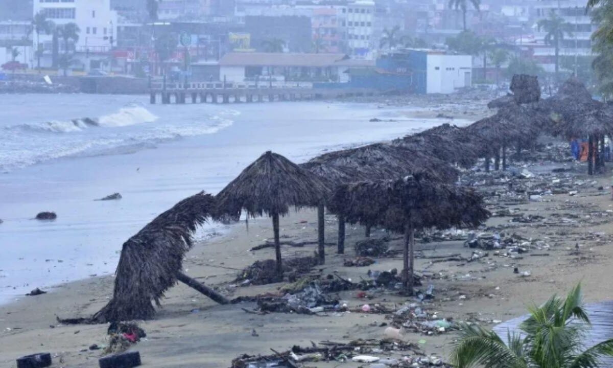 Aumenta la probabilidad de formación de huracán en costas de Guerrero, por lo que alertan a vecinos de zonas de riesgo.
